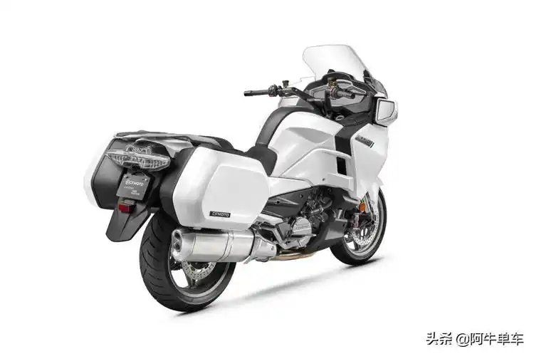 贝纳利的三缸1200gt与春风的1250tr-g将再次在豪华休旅车(国宾车)领域