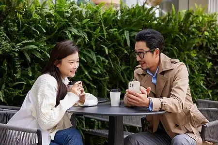 男女相亲喝咖啡青年男女室外相亲约会背景