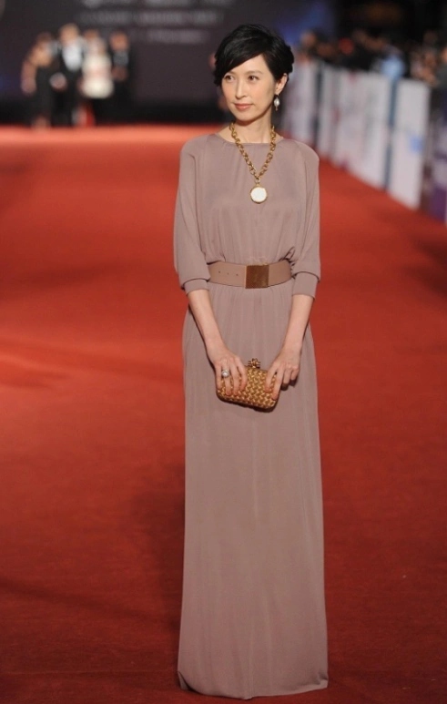 郭蔼明天然脸真抗老!穿衬衫配长裙高雅又时髦,刘青云真娶到宝了