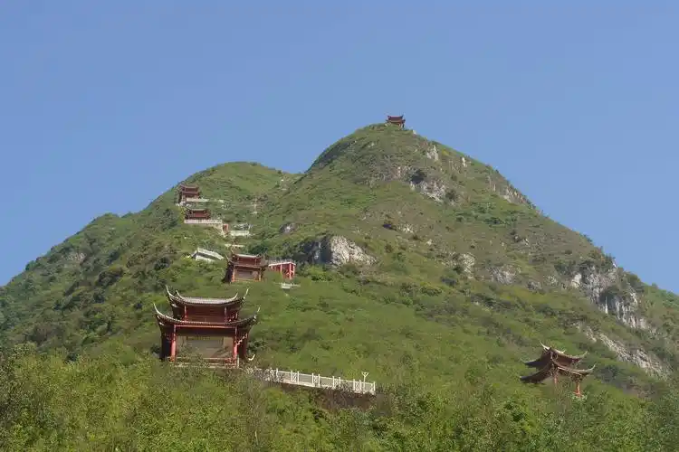 第一站:峨边背峰山.峨边县城最高山峰,登临顶峰,可以鸟瞰峨边县城.