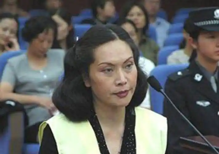 了大量贿赂,本就畏罪的她,在接受审查时才得知闺蜜徐福英给丈夫李嘉廷