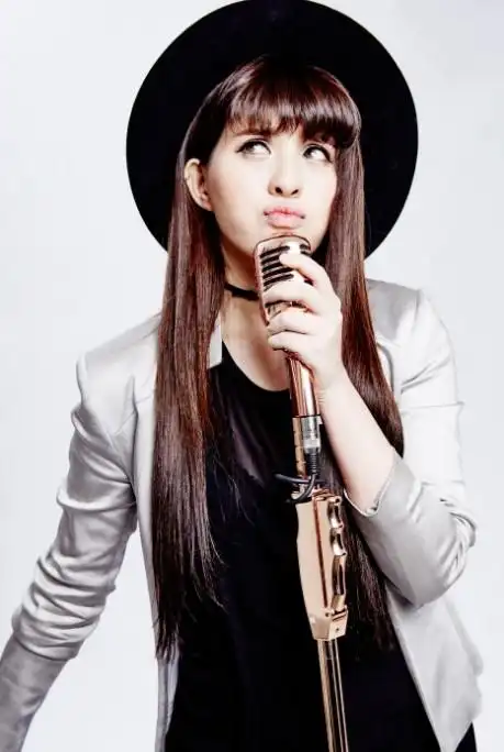 p>李邹珺(贝贝),1987年7月31日出生于湖北省武汉市,中国内地女歌手.