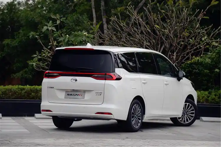 10万想买6座家用车?这2款配置齐全,后座放倒能露营