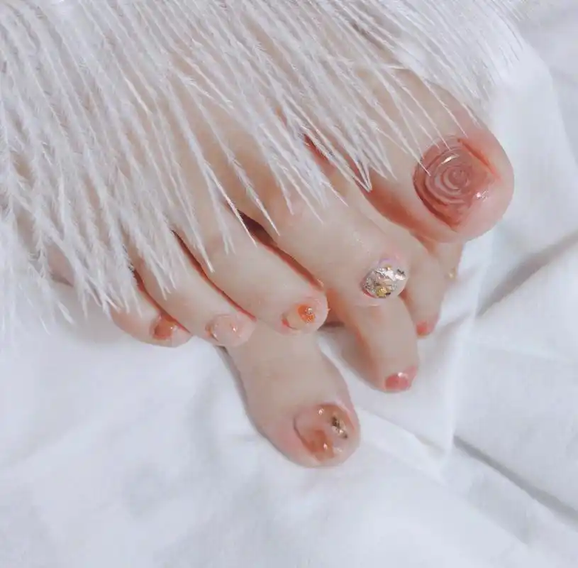 漂亮小姐姐们的脚美甲强势来袭有一种时髦叫做脚美甲