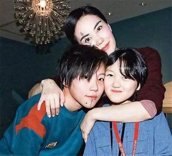 王菲说:"在家里,窦靖童是大姐,李嫣是二姐,我是小妹"03"妈妈我长大了"