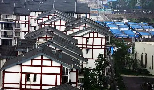 这是呈现出"小青瓦,白粉墙,人字顶"的川北民居风貌的新楼(5月8日摄).