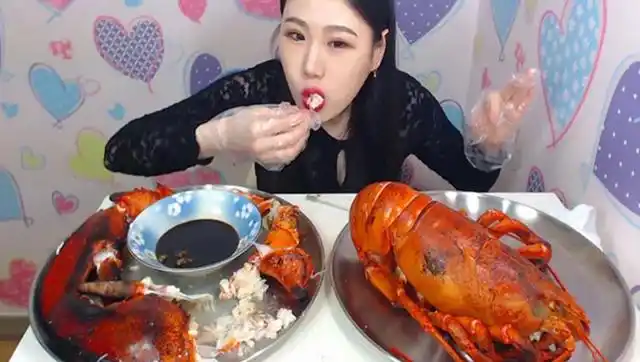 一只超大的龙虾,美女用手剥着吃,看着都流口水!