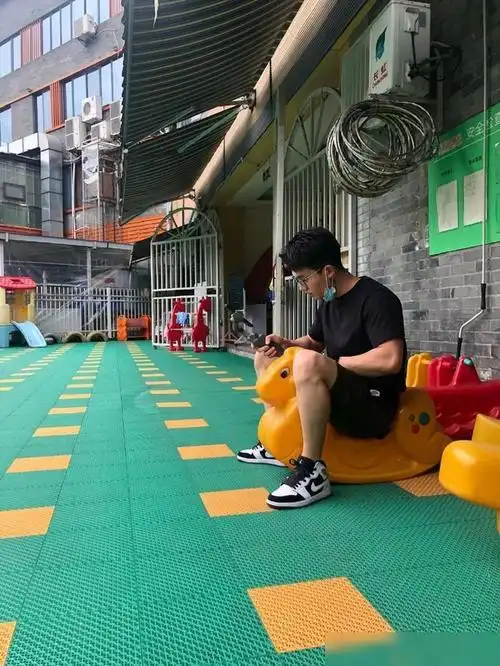 超帅肌肉幼师复工了好舍不得他的身子啊