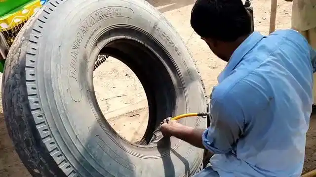 如何修补卡车轮胎内胎?巴铁师傅是这样操作的,真是大开眼界