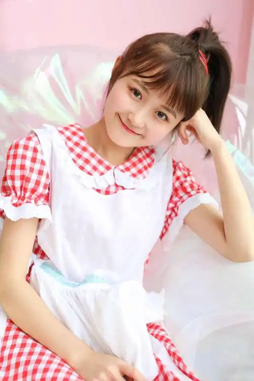 娃娃脸美少女清新可爱居家写真图片
