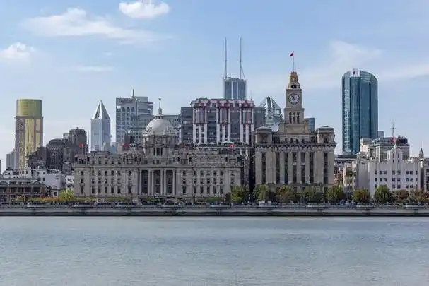 上海外滩建筑群,这座拥有百年历史的地标,是上海最具代表性的建筑群体