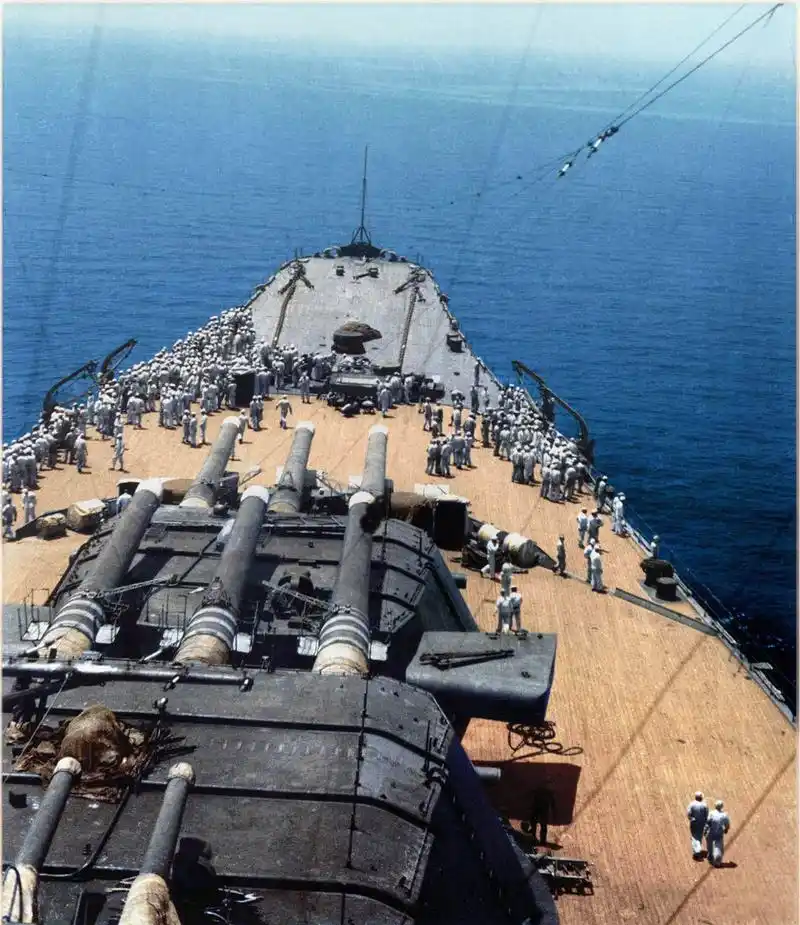 "伊势"号战列舰,舰长219.62米,舰宽37.71米,满载排水量38662吨.