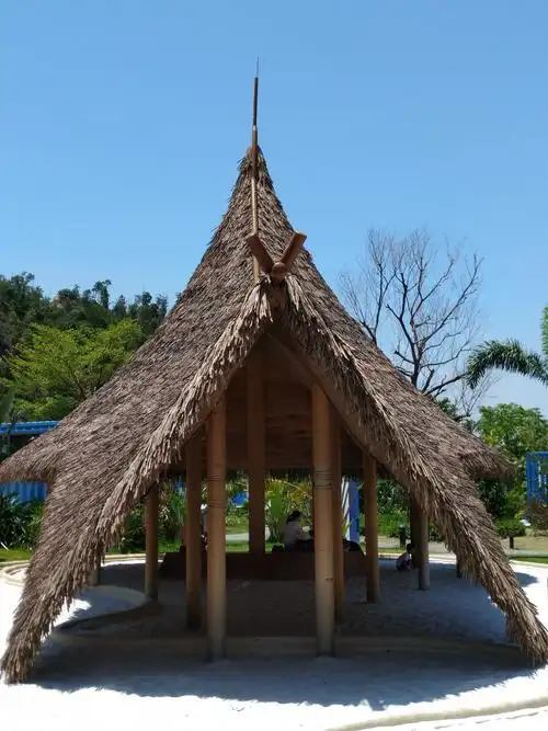 草棚内凉风习习