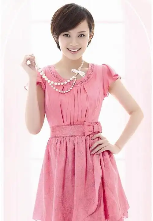 孙俪穿衣真有一套,"彩色"印花连衣裙,很显活力且不失高雅气质|短发