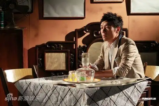 图文:许志安拍mv-许志安投入出演