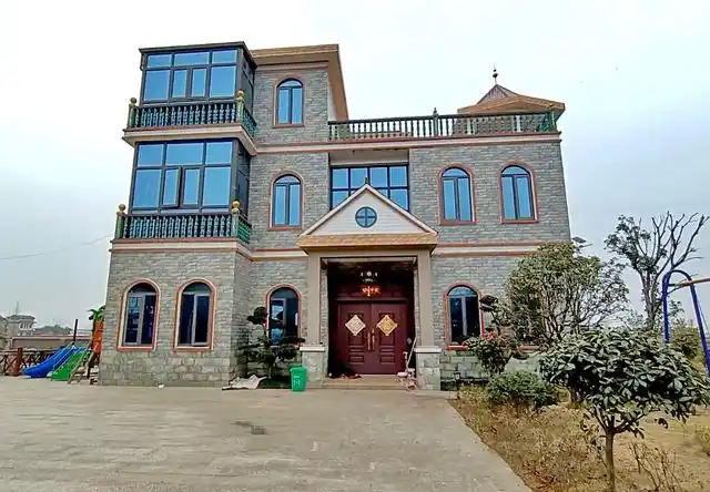 10套洋气的农村别墅实拍图,造价低,哪一栋最适合农村修建?