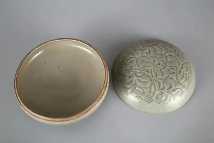 五代北宋时期耀州窑剔刻牡丹纹粉盒