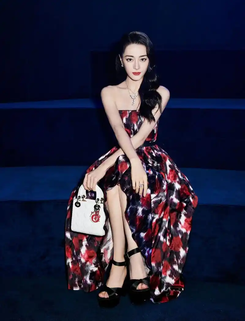 9999.#迪丽热巴花裙子 #迪丽热巴好土我好喜欢 #迪奥品 - 抖音