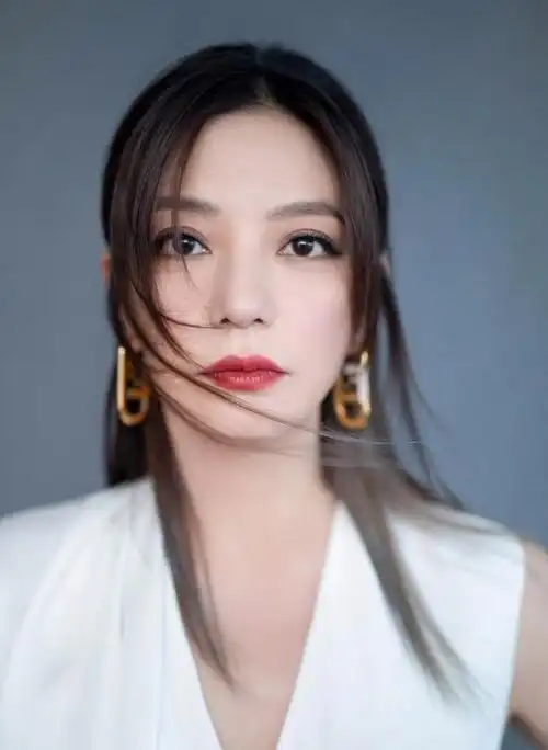 赵薇穿小白裙参加活动却用皮靴做搭配意外穿出减龄清新感