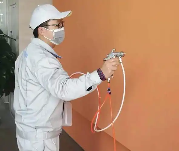 滚子,然后蘸取一定量的乳胶漆,接着在墙面上来回的滚动涂刷的一种方式