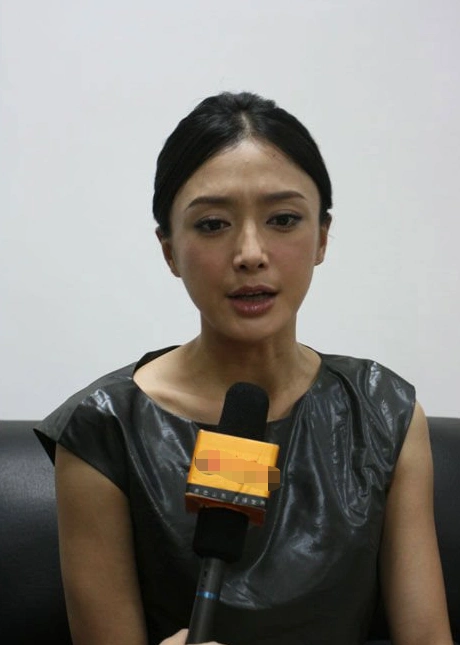 42岁秦岚近况曝光双腿坑洼滤镜都挡不住网友终究还是老了