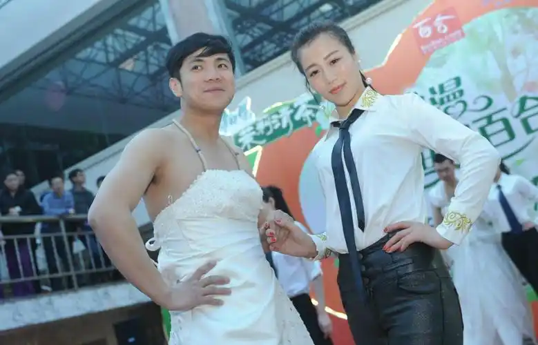太原速配男女反串婚纱走秀男士表情无奈组图36