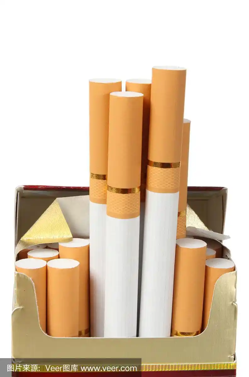 红色盒子里的香烟,有聚焦在白色背景上的滤镜