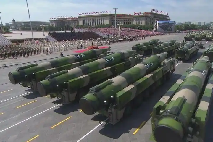 图为2015年9月3日北京天安门广场举行阅兵,东风-26弹道导弹亮相.