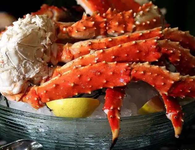 市场上主要有三种不同类型的螃蟹,帝王蟹是最贵的,味道鲜美.