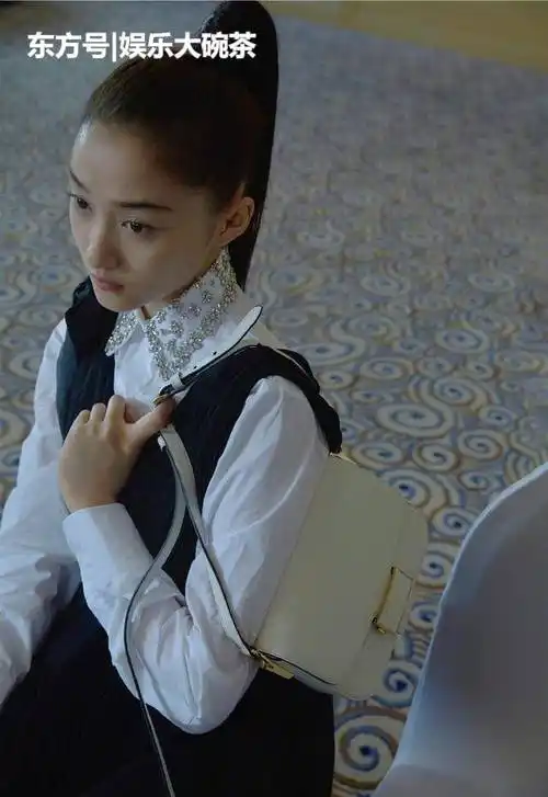 关晓彤频繁换造型越发酷了,挑战冲天高马尾英气十足,果然魔性- 奇异说