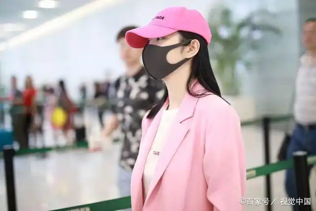 景甜穿粉色西装亮相,头戴鸭舌帽黑口罩,少女心满满心情不错