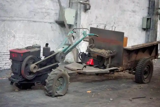 拖拉机在农村可以说是比较常见的一个大型机器了,而拖拉机在报废之后