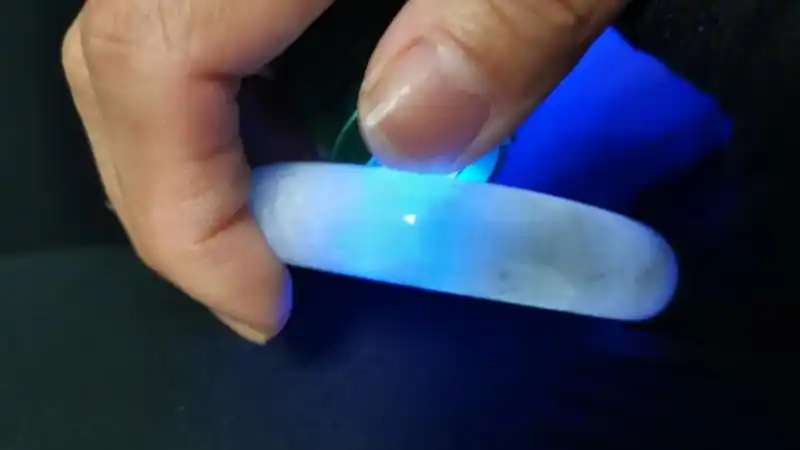 酸洗翡翠变化介绍