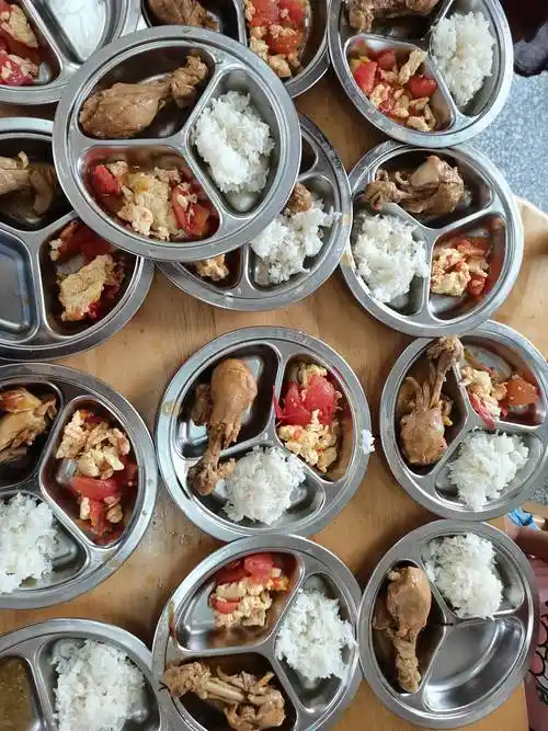 记程集幼儿园小一班第一次午餐,午睡