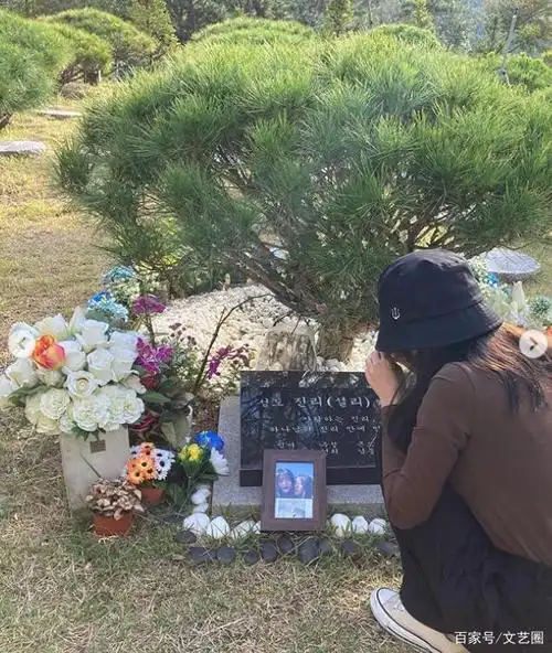 崔雪莉逝世一周年,挚友前往墓地痛哭:只要我还活着会一直来看你