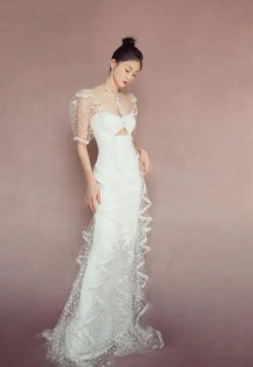 苗苗一袭白裙又纯又欲御姐身材萝莉脸气质遮不住