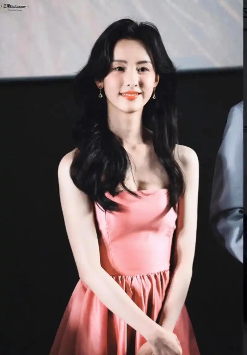 陈都灵粉色抹胸裙# 陈都灵今日份《长月烬明》见面会造型有,粉色抹胸