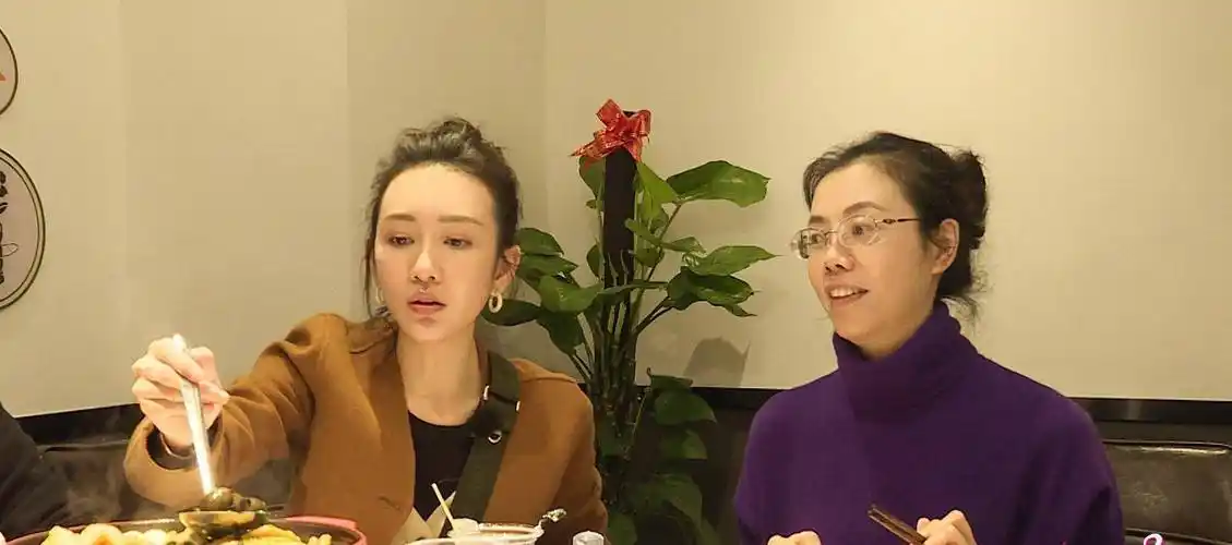 就在王鸥跟闺蜜在路边"吃播"的时候,闺蜜突然提到王鸥的初恋男友老梁.