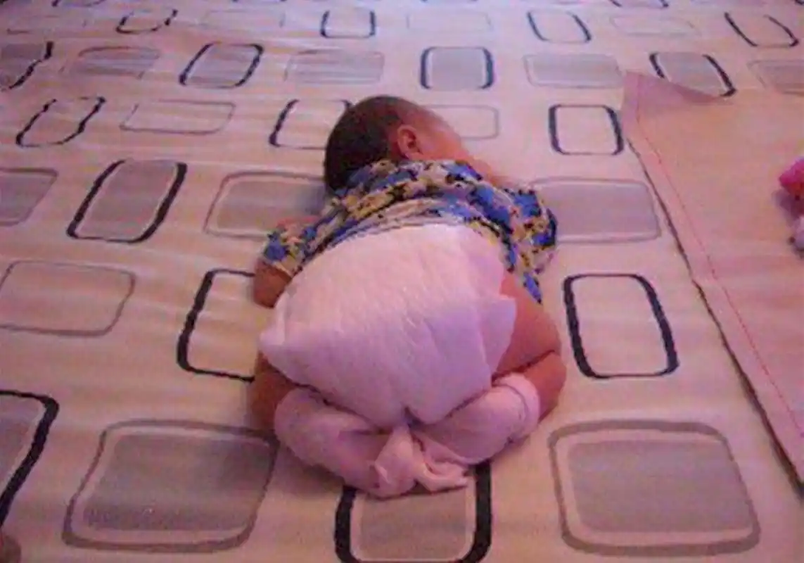 宝宝哪种睡姿比较安全网友众说纷纭听听专家怎么说