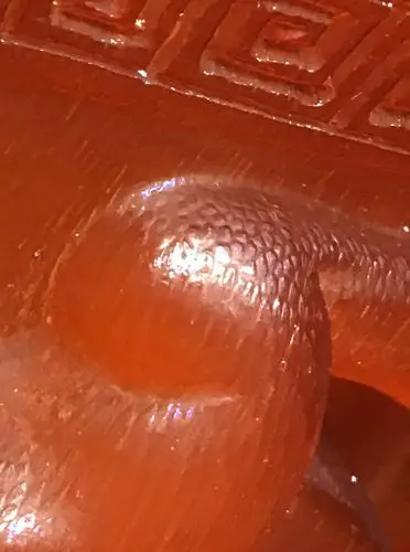 我上手的有粟眼的犀牛角雕件,大部分都有芝麻油香气味,明显的是香犀角