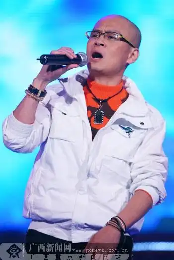 歌星光头李进演唱自己的成名曲.邓昶摄
