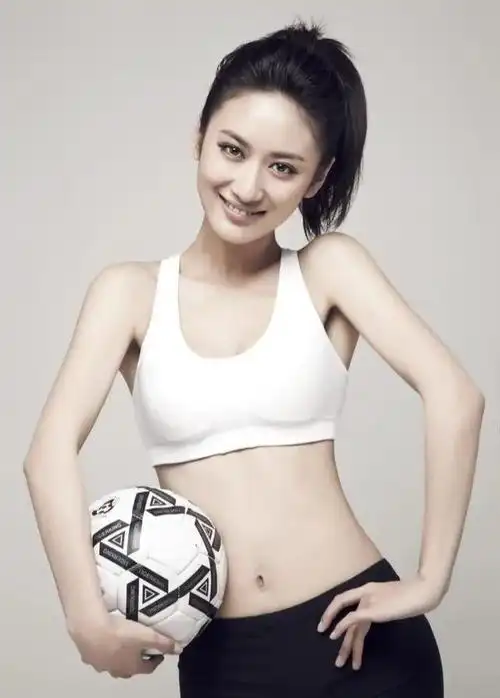 郭珍霓驾驭白色服饰清纯淡雅,温婉迷人