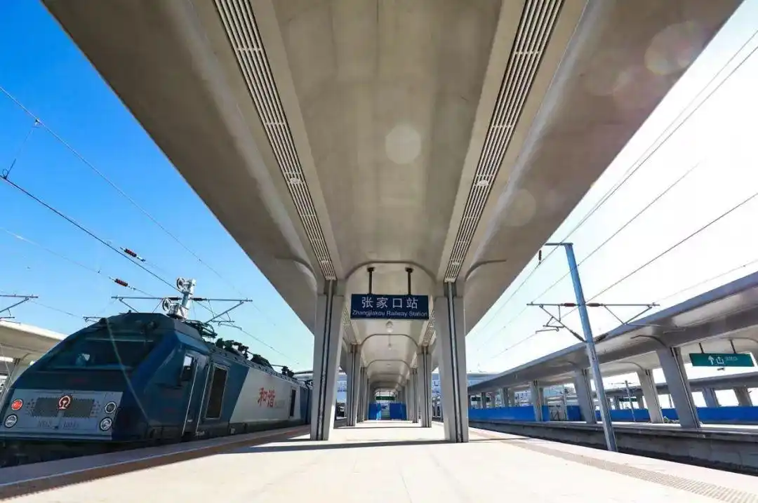 京张高铁终点站张家口站,位于张家口市主城区以南,京包铁路张家口南站