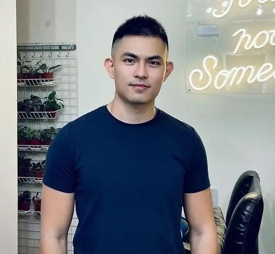 把三面头发剃光,中间的头发保留1~2厘米就可以了,整体干净利落,更显