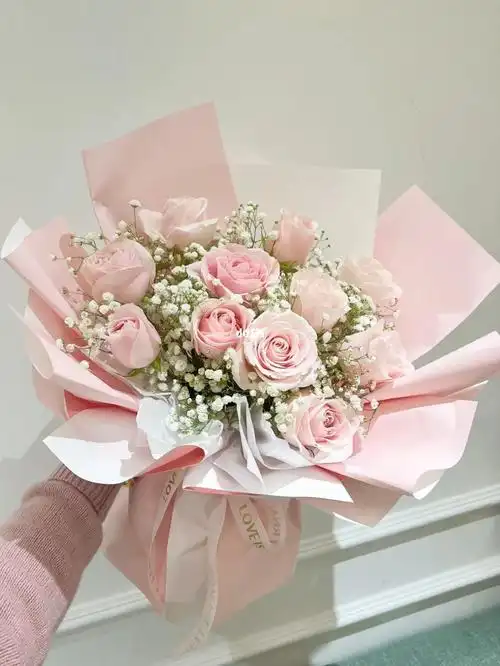 客订粉玫瑰搭配满天星花束