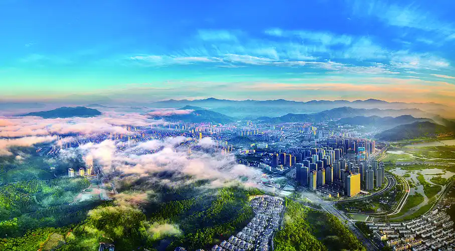 清晨云雾缭绕 城市若隐若现