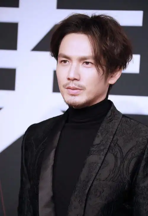 44岁钟汉良蓄胡子啦留了一个八字胡秒变潮叔帅到60岁都没问题