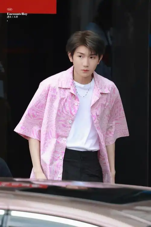 王源录制节目路透粉色t恤造型今天粉粉嫩嫩的王源哈哈哈哈