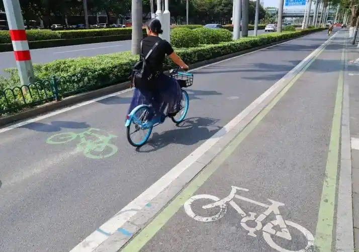 在这些路段周边,施工单位通过标线在右转车道处分离出非机动车道,同时