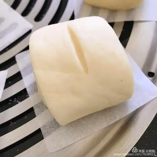 每一个馒头下面垫上硅油纸或者纱布也可以